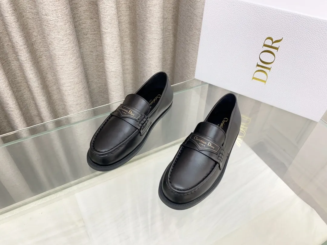 👟👟Ex-factory price 660👟👟 25Ss new Dior Boy loafers This Dior Boy loafer is a new product in the 2024 winter ready-to-wear series. It incorporates Dior's extraordinary craftsmanship and reinterprets the classic loafer design. Crafted from materials including suede and lambskin, it's enhanced with an integrated white fur lining and features a gold-tone Christian Dior Paris signature on the front leather tab. Paired with rubber soles, soft and comfortable. Upper: cowhide, inner padding: comfortable sheepskin, sole: rubber sole, size: 35-39 (40 customized, non-refundable)